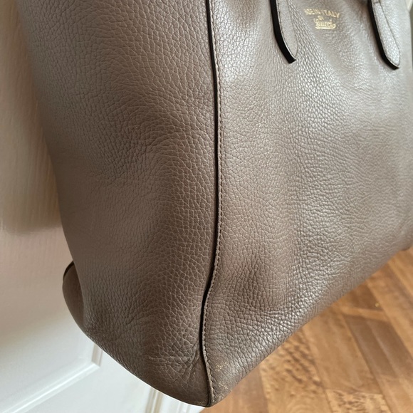 Gucci Medium Leather Swing Tote - Picture 11 of 16